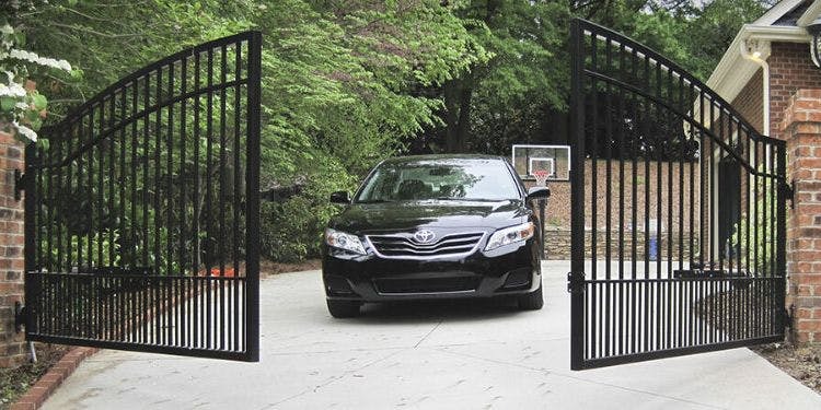 Automatic swing gate